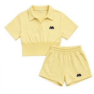 Ensemble décontracté d'été pour femme : crop top polo jaune et short côtelé avec logo brodé - Product Image 1