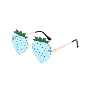 Drakon - Occhiali da Sole Colorati a Forma di Fragola per Feste Estive - Product Image 1