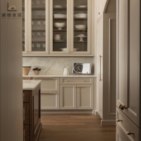 Cuisine américaine haut de gamme style farmhouse, hotte de cuisine sur mesure Brisbane, finition MDF 2PAC, îlot central autoportant
