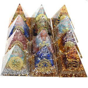 Pyramide en résine cristalline, décoration artistique pour la maison, ornement de bureau, cadeau pour la décoration - Product Image 1
