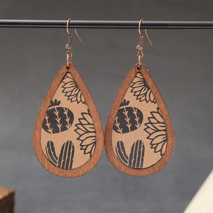 Pendientes Colgantes de Piel Sintética con Diseño de Cabeza de Vaca y Cactus Vintage, Hipoalergénicos y Modernos, con Empalme de Madera para Mujer UIONEN 902 - Product Image 3