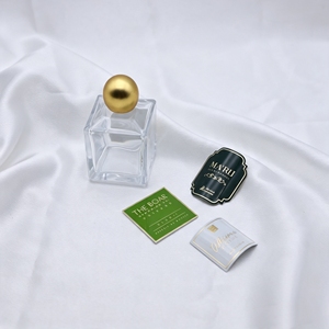 Placa de Identificación Metálica en Relieve 3D Personalizada OEM, Etiqueta de Aluminio Adhesiva Duradera para Botellas de Perfume, Pegatinas Metálicas con Logotipo de Marca - Product Image 3