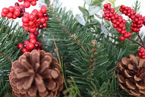 Adornos Navideños Personalizados, Corona Verde con Bayas Rojas, Decoración para el Hogar, Corona Navideña de Plástico - Product Image 5