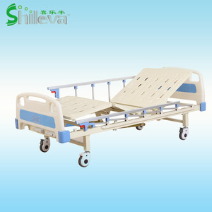 เตียงผู้ป่วยปรับระดับด้วยมือ รุ่น SLV-B4020 ยี่ห้อ Shilleva พร้อมล้อเลื่อน สำหรับใช้ในบ้านและคลินิก - Product Image 1