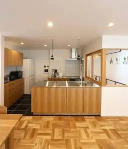 خزانة مطبخ خشبية مبهجة توضع على طاولة من الفولاذ المقاوم للصدأ مع خزانة تخزين مخفية عالية مدمجة