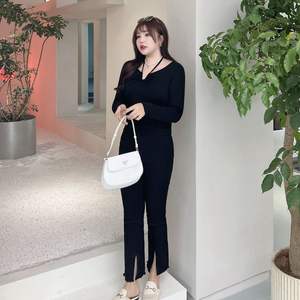 Jeans de Mujer Runqi N7502 Talla Grande, Corte Ajustado, Diseño con Abertura en el Bajo, Algodón Elástico Negro - Product Image 1