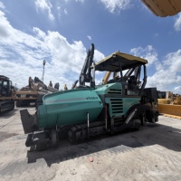 Pavéreuse VOGELE 2100-3L d'occasion avec peu d'heures de fonctionnement, en excellent état et offrant une distribution efficace de l'asphalte pour les travaux routiers