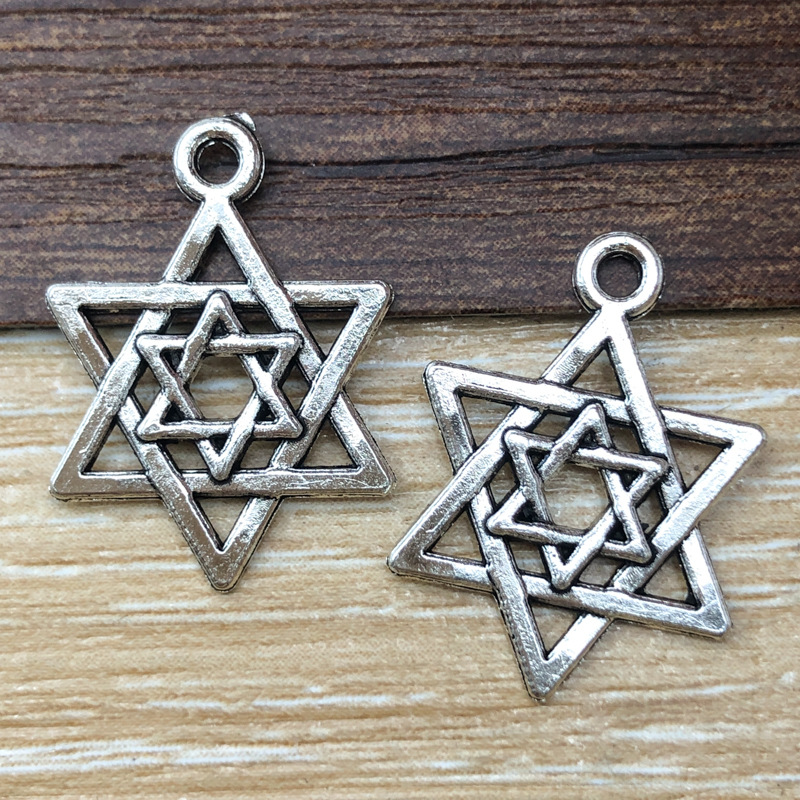 Une étoile antique à six branches en argent, 16*21 mm, 0,8 g, 11263 g.
