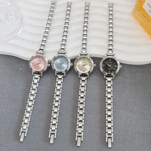 Reloj de cuarzo para mujer, esfera redonda, banda de acero inoxidable, reloj de pulsera con números romanos, esfera rosa, uso diario - Product Image 6