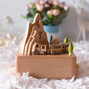 Nueva llegada de stock: Caja de música de madera con tren giratorio pequeño para regalos - Product Image 1
