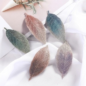 Barrettes à cheveux élégantes en dentelle avec feuilles brodées à paillettes dégradées pour femmes, idéales pour les fêtes et mariages - Product Image 2