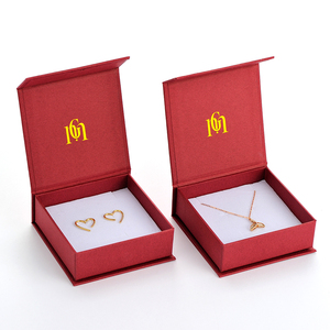 GLAMPKG Juego de Bolsas de Microfibra de Lujo, Caja Magnética Plegable Roja con Cierre con Logotipo Dorado para Empaque de Regalos de Joyería - Product Image 4