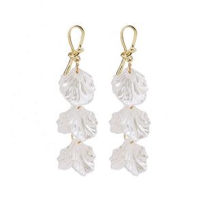 Boucles d'oreilles clous en alliage de zinc plaqué or avec perles et longues pampilles florales blanches pour mariage féminin - Product Image 5