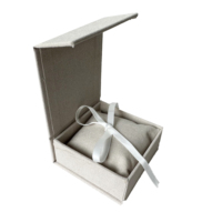 Boîte à bijoux en tissu de lin avec logo personnalisé Kexin, avec insert en coussin, ruban de fermeture, emballage cadeau