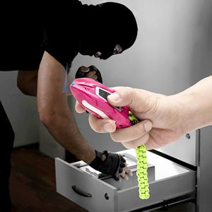 ไฟฉายพกพา Pink Edc สำหรับป้องกันตัว พร้อมสายคล้องสีเขียว ตัวไฟพลาสติก แสงสีขาว ของขวัญส่งเสริมการขาย - Product Image 1