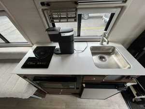 <span class=keywords><strong>Camping</strong></span>-<span class=keywords><strong>car</strong></span> de luxe d'occasion CHEAP USED 2020 WINNEBAGO BOLDT 70BL, Euro 5, 4-6 passagers, four à micro-ondes, sol en acrylique, blanc - Product Image 4