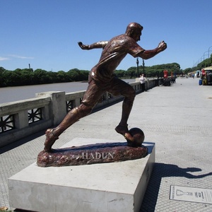 Vendita calda personalizzata intaglio a mano decorazione esterna grande bronzo statua di leone in ottone scultura di calcio in vendita - Product Image 3