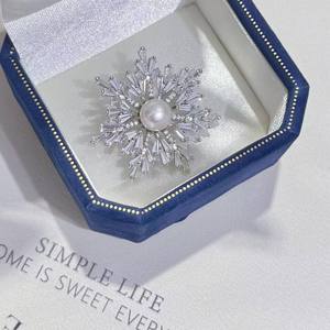 เข็มกลัดดอกไม้ประดับมุกน้ำจืดคุณภาพสูง ขนาด 8-9 มม. ดีไซน์เกล็ดหิมะ สีขาวสว่าง ยอดนิยม ใหม่ล่าสุด เครื่องประดับตกแต่งหน้าอก - Product Image 5