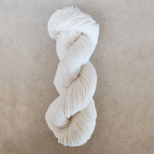Lotus Yarns SW <span class=keywords><strong>Merino</strong></span> <span class=keywords><strong>DK</strong></span>, 100% <span class=keywords><strong>Lana</strong></span> <span class=keywords><strong>Merino</strong></span> Superwash Extrafina en Color Blanco Natural para Teñido a Mano, Peso Worsted - Product Image 1