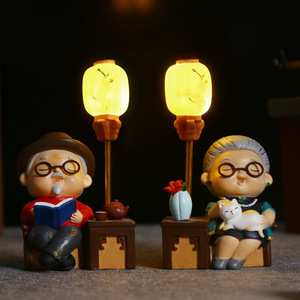 ชุดตุ๊กตาคู่ปู่ย่าตายายเรซิ่น 2 ชิ้น สไตล์ดั้งเดิม ของตกแต่งห้องนั่งเล่น ของขวัญวันครบรอบสำหรับคู่รักสูงวัย ของประดับตกแต่งบ้าน - Product Image 4