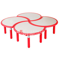Bureau en bois durable et coloré en forme de lune pour 4 enfants, style moderne, combinable, pour salon et salle de classe