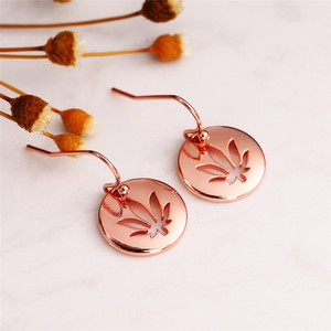Orecchini Pendenti Vintage Minimalisti Fatti a Mano con Foglia d'Acero Rotonda, Gioielli per Donne - Product Image 4