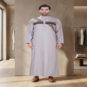 Thobe Omani Beige pour Homme avec Rayures Contrastées, Col Montant, Manches Longues, Jubba Traditionnelle Arabe du Moyen-Orient - Product Image 2