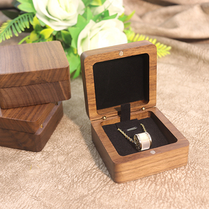 Thủ công mỹ nghệ Vòng cổ bằng gỗ hiển thị trường hợp Walnut vuông hộp đồ trang sức với Laser khắc logo - Product Image 3