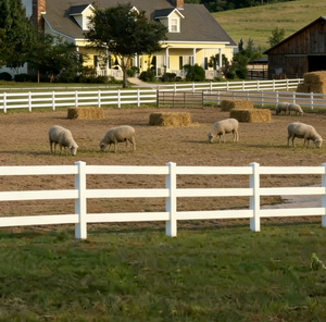 Valla de PVC y Vinilo Ecológica y Fácil de Montar, Nueva, de 4.5 pies de Altura, Blanca, con 3 Rieles, Diseño 3D para Rancho o Corral - Product Image 2