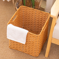 Panier de rangement en plastique durable imitation rotin marron avec poignées découpées, idéal pour les vêtements à la maison, les serviettes d'hôtel et l'organisation du linge.