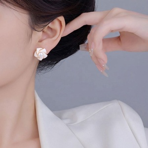 Boucles d'oreilles clous en nacre de perle d'eau douce française, camélia, nouvelle tendance, luxe haut de gamme, mode féminine avec un tempérament léger - Product Image 6