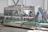 Machine de remplissage et de bouchage automatique pour bidons carrés en plastique de 20 L, avec suivi linéaire par servo et nouvelle solution de nettoyage