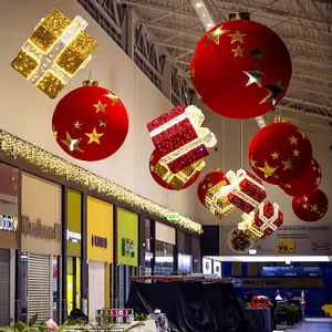 Couloir de restaurant d'hôtel de Noël commercial personnalisé suspendu boule de Noël géante et décoration de boîte-cadeau