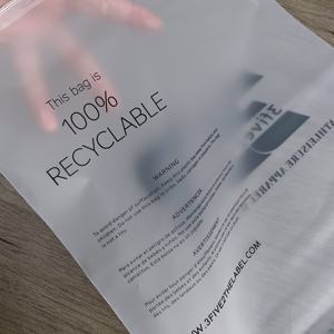 Sacs à fermeture éclair givrés personnalisés avec impression noire - Emballage en poly mat pour le branding des marques athleisure et de vêtements - Product Image 5