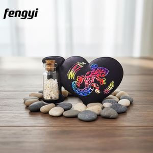 Autocollant magnétique pour réfrigérateur en résine en forme de cœur imprimé numériquement sur mesure avec bouteille de sable - Product Image 2