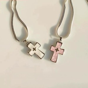 Collana con Pendente a <span class=keywords><strong>Croce</strong></span> in Acciaio al Titanio con Catena a Osso di Serpente e Conchiglia <span class=keywords><strong>Rosa</strong></span>, Lucida, Delicata, di Alta Gamma, Impilabile, Trendy - Product Image 1