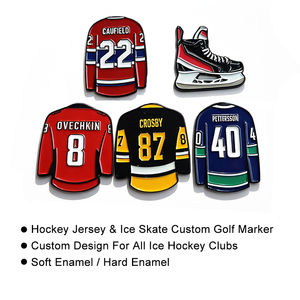 Marcador de Pelota de Golf Personalizado de Hierro con Esmalte Suave, Diseño de Jersey de Hockey y Patín de Hielo, Baño de Plata Negro, Regalo de Recuerdo Personalizado de Fábrica <span class=keywords><strong>para</strong></span> Club de Hockey sobre Hielo - Product Image 2