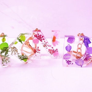 <span class=keywords><strong>Porte</strong></span>-clés personnalisé en résine transparente avec fleur naturelle et initiale, breloque à pompon, souvenir, promotion, cadeau - Product Image 1