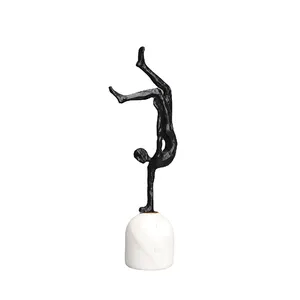 Scultura di figura europea in ghisa scultura da tavolo con figura 3d in ghisa astratta nera invertita