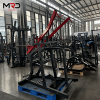 Máquina de entrenamiento de fuerza multifunción con carga de placas para uso en gimnasio o en casa