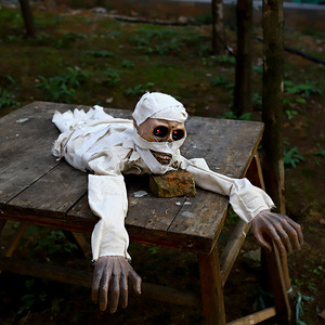 Décorations d'Halloween en plastique : Mummies, Fantômes rampants et Zombies à commande vocale, alimentés par piles, pour maisons hantées et festivals - Product Image 4