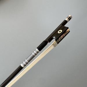 Archet de violon en graphite tressé (texture dense) de haute qualité avec accastillages argentés - 16930VN-S 4/4 Taille complète Noir Tressé - Product Image 3