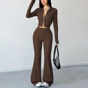 Conjunto Deportivo de Yoga para Mujer con Logotipo Personalizado, Top Corto con Capucha y Cremallera y Pantalones Acampanados, Ropa Deportiva Ajustada para Entrenamiento y Running - Product Image 4