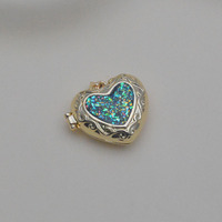 Pendentif médaillon romantique en forme de cœur plaqué or 18 carats avec opale arc-en-ciel effet feu et texture lave, cadre photo ouvrable