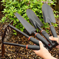 Set di 4 Attrezzi da Giardino in Vendita: Pala, Zappa Multiuso a 5 Denti con Manico, Lame Resistenti all'Acqua per Prato e Giardino