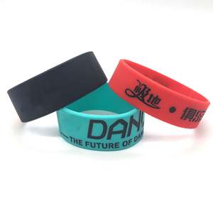 Bracelet de sport personnalisé en silicone élargi lumineux avec logo sérigraphié en caoutchouc personnalisé - Product Image 6