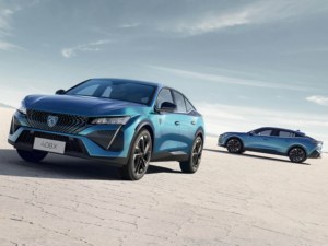 Dongfeng <span class=keywords><strong>Peugeot</strong></span> 408x 2024 Usata, <span class=keywords><strong>Berlina</strong></span> 1.5T Turbo Benzina, Interni in Tessuto Chiaro, Cerchi R17, Cambio Automatico, Guida a Sinistra - Product Image 3
