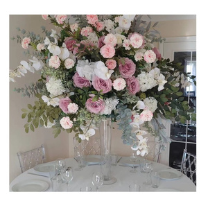 <span class=keywords><strong>Bouquet</strong></span> <span class=keywords><strong>de</strong></span> <span class=keywords><strong>mariée</strong></span> en roses <span class=keywords><strong>et</strong></span> eucalyptus, 1 <span class=keywords><strong>bouquet</strong></span> <span class=keywords><strong>de</strong></span> fleurs artificielles, vertes <span class=keywords><strong>et</strong></span> blanches avec main - Product Image 1