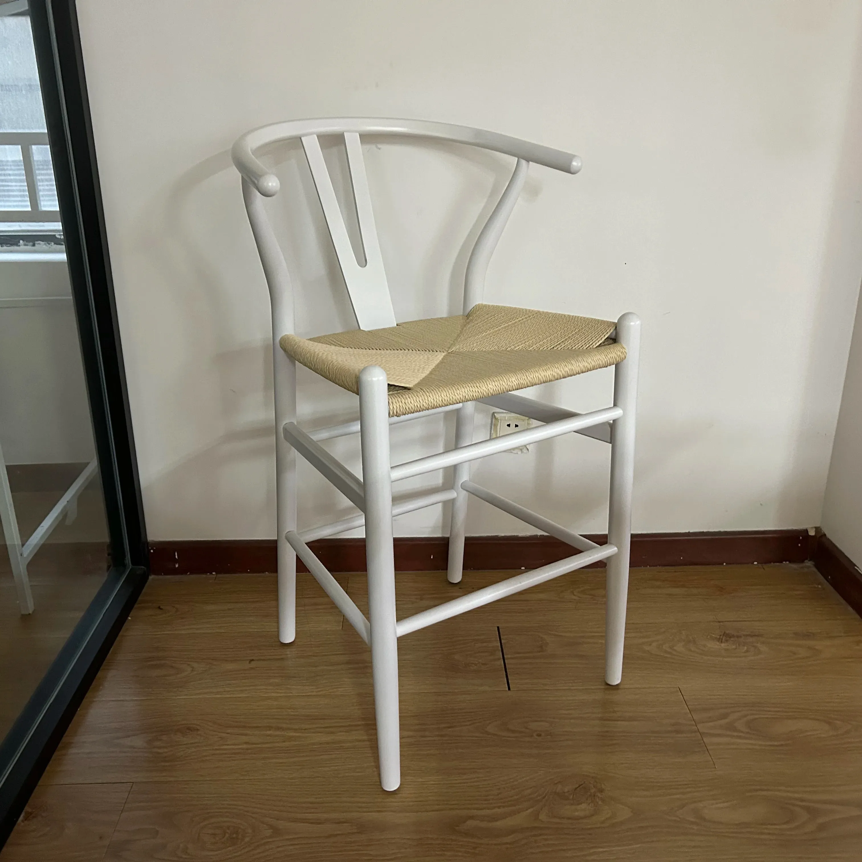 A fábrica oferece poltronas de restaurante em forma de garfo minimalistas nórdicas a preços baixos, cadeiras de bar em forma de Y de madeira maciça