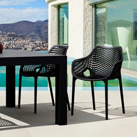 Chaise en plastique noire ajourée avec accoudoirs, empilable, pour extérieur, patio, jardin, bistrot, restaurant